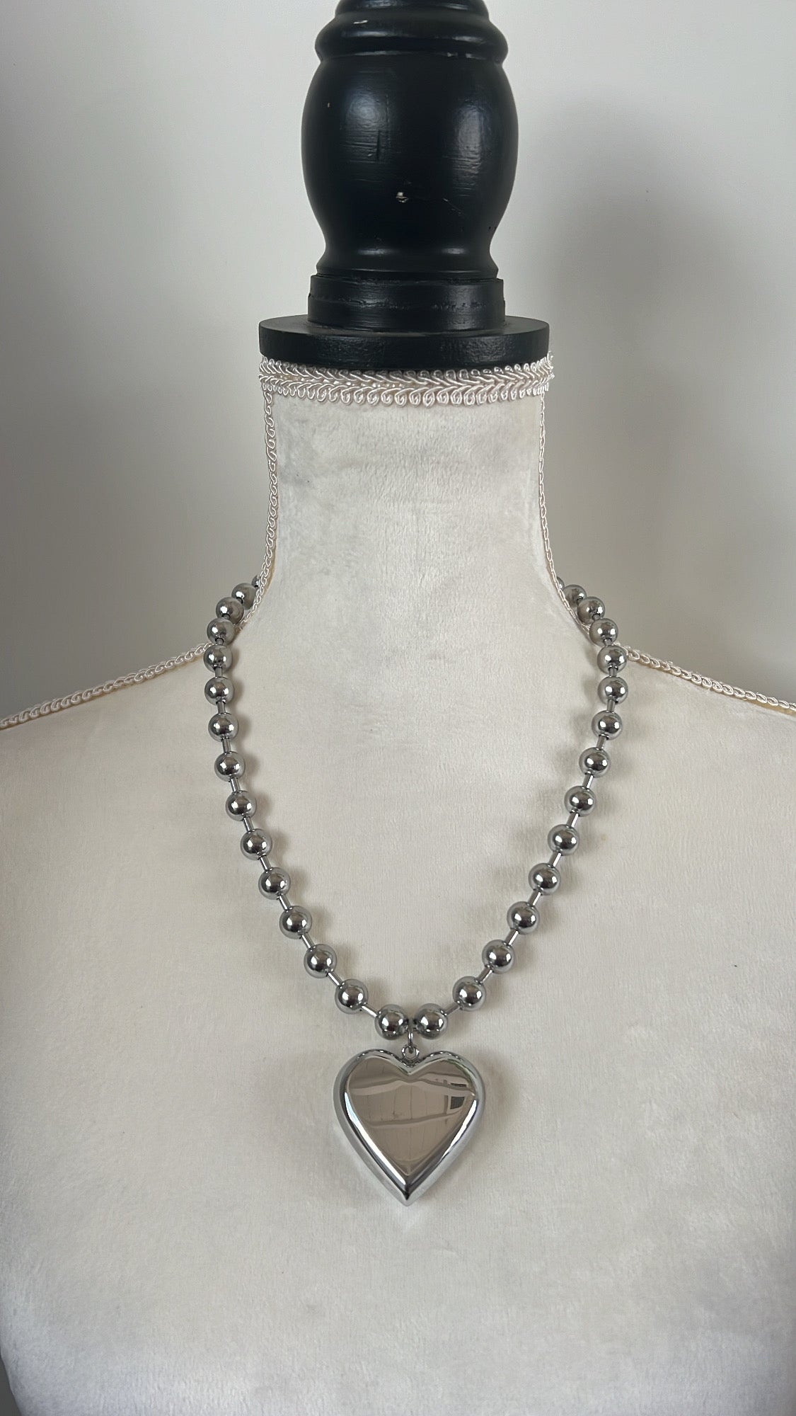 PUFFY HEART BALL CHAIN CHOKER NECLACE