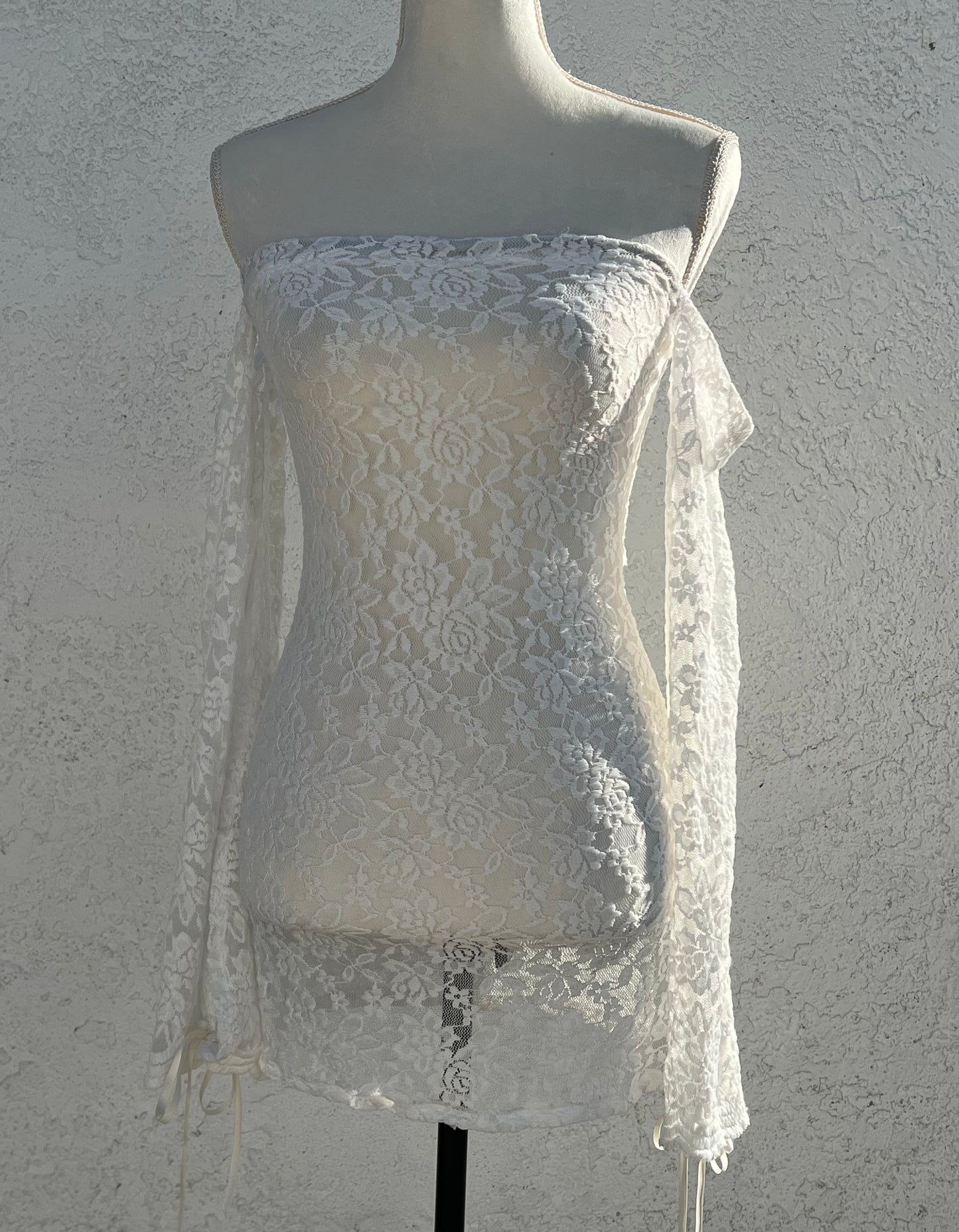 WHITE LACE TRUMPET SLEEVE DRESS