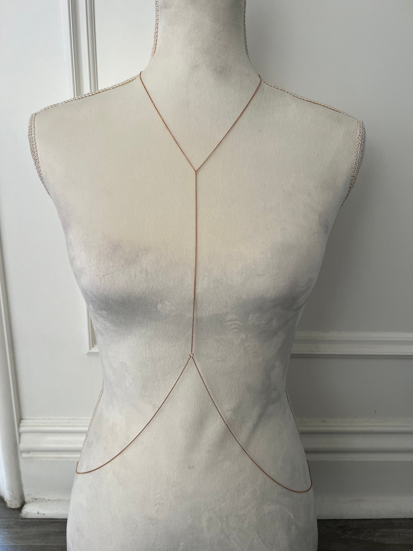 SINGLE LINED BODY CHAIN