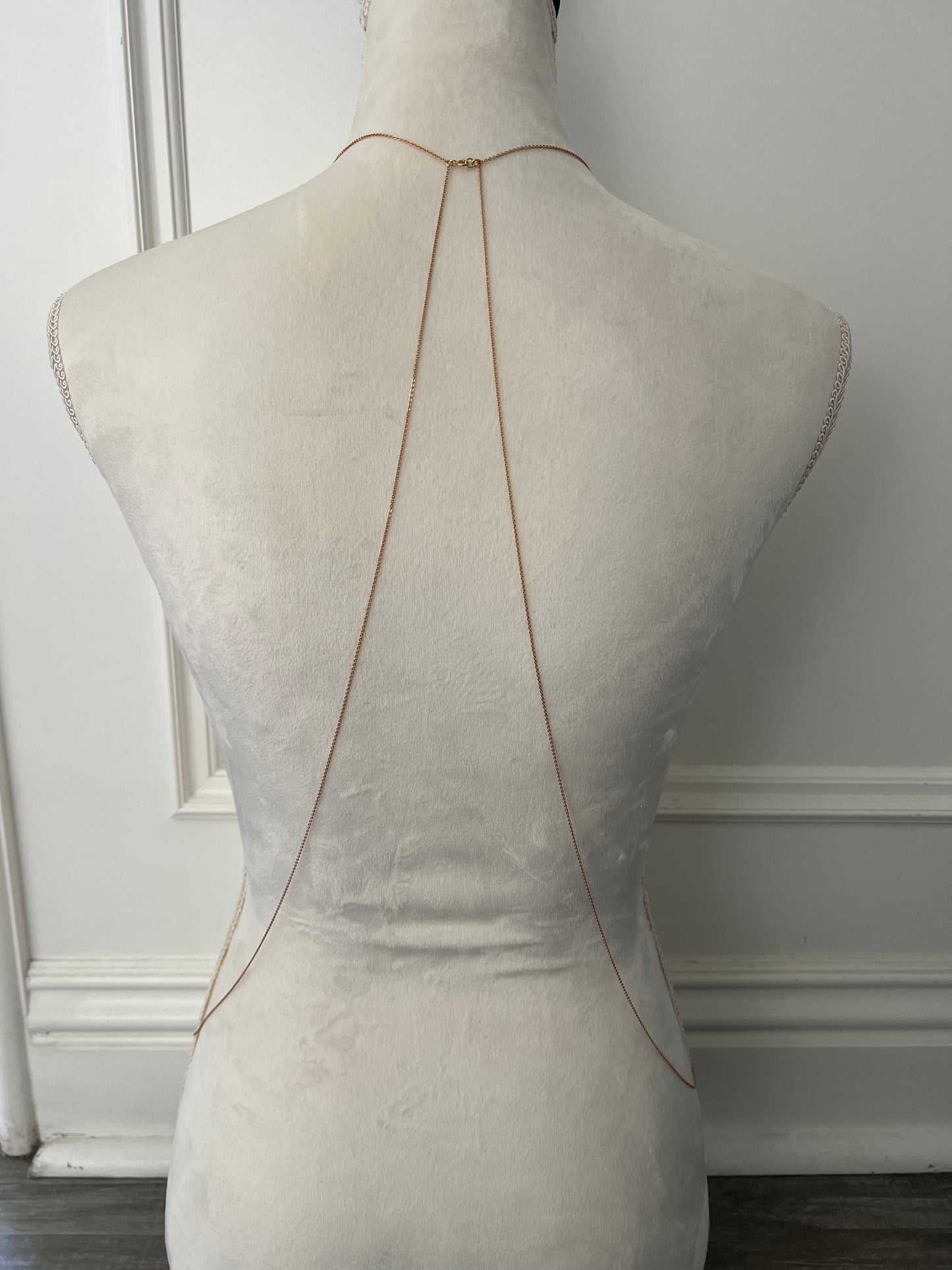 SINGLE LINED BODY CHAIN