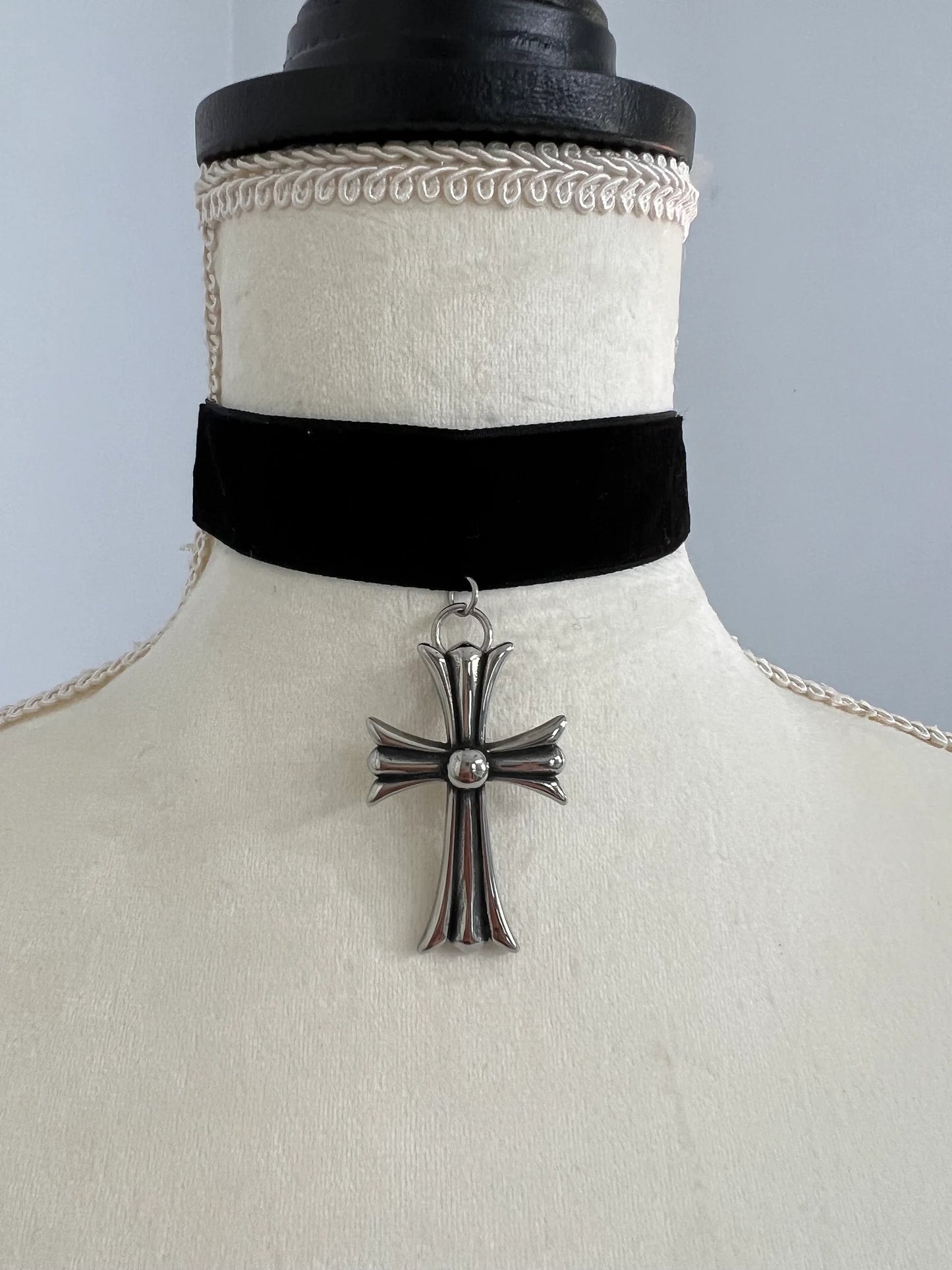 STAINLESS STEEL CROSS CHOKER NECKLACE