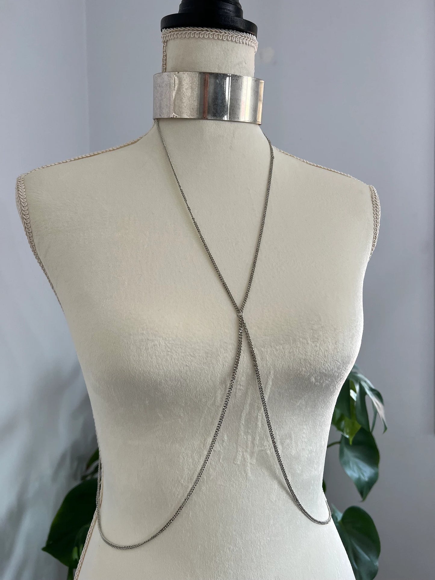 SILVER CHOKER BODY CHAIN