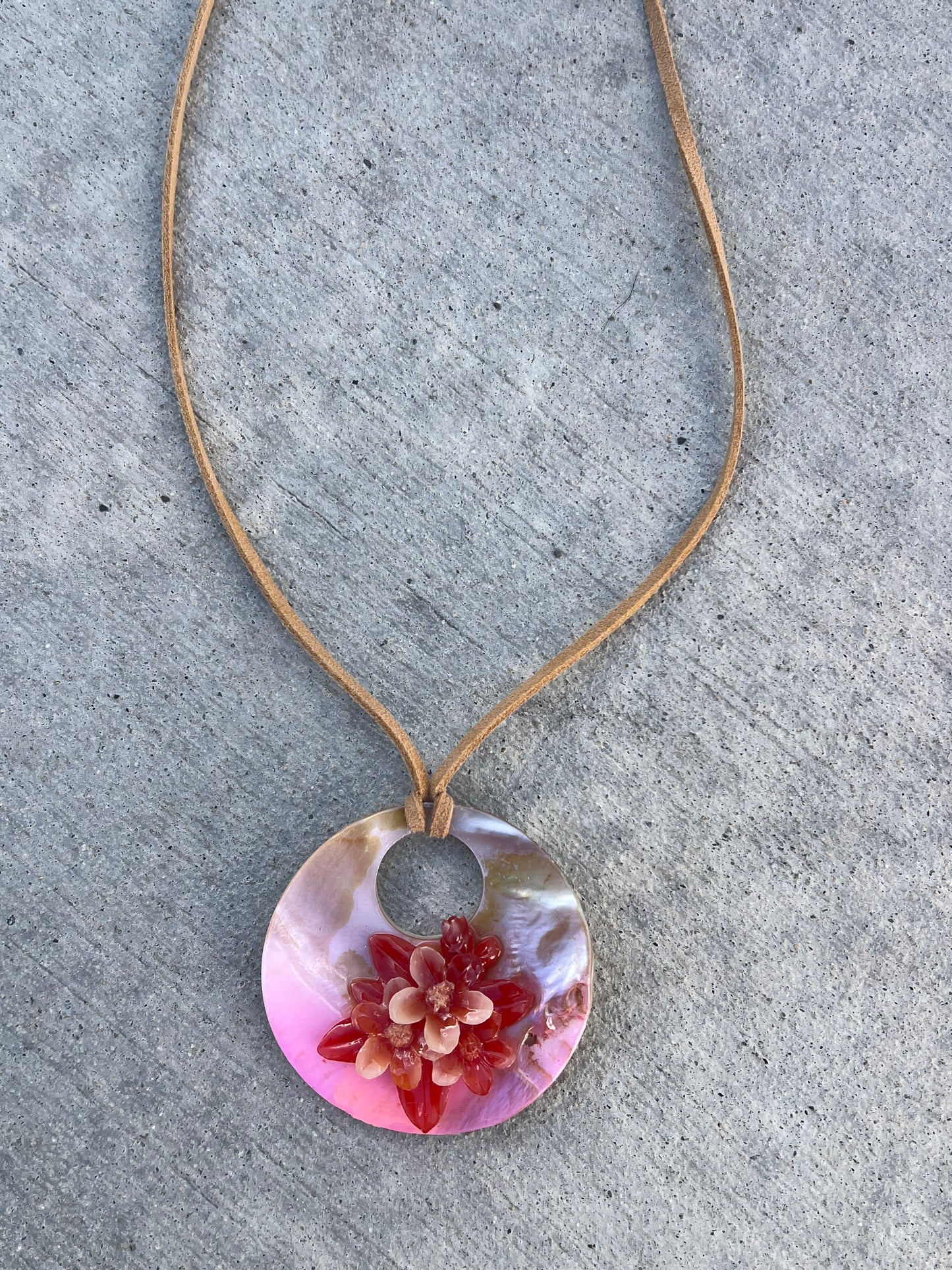 3D FLORAL NATURAL DONUT SHELL NECKLACE