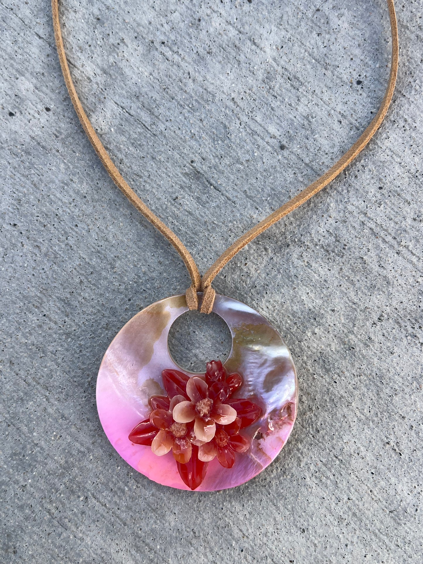 3D FLORAL NATURAL DONUT SHELL NECKLACE