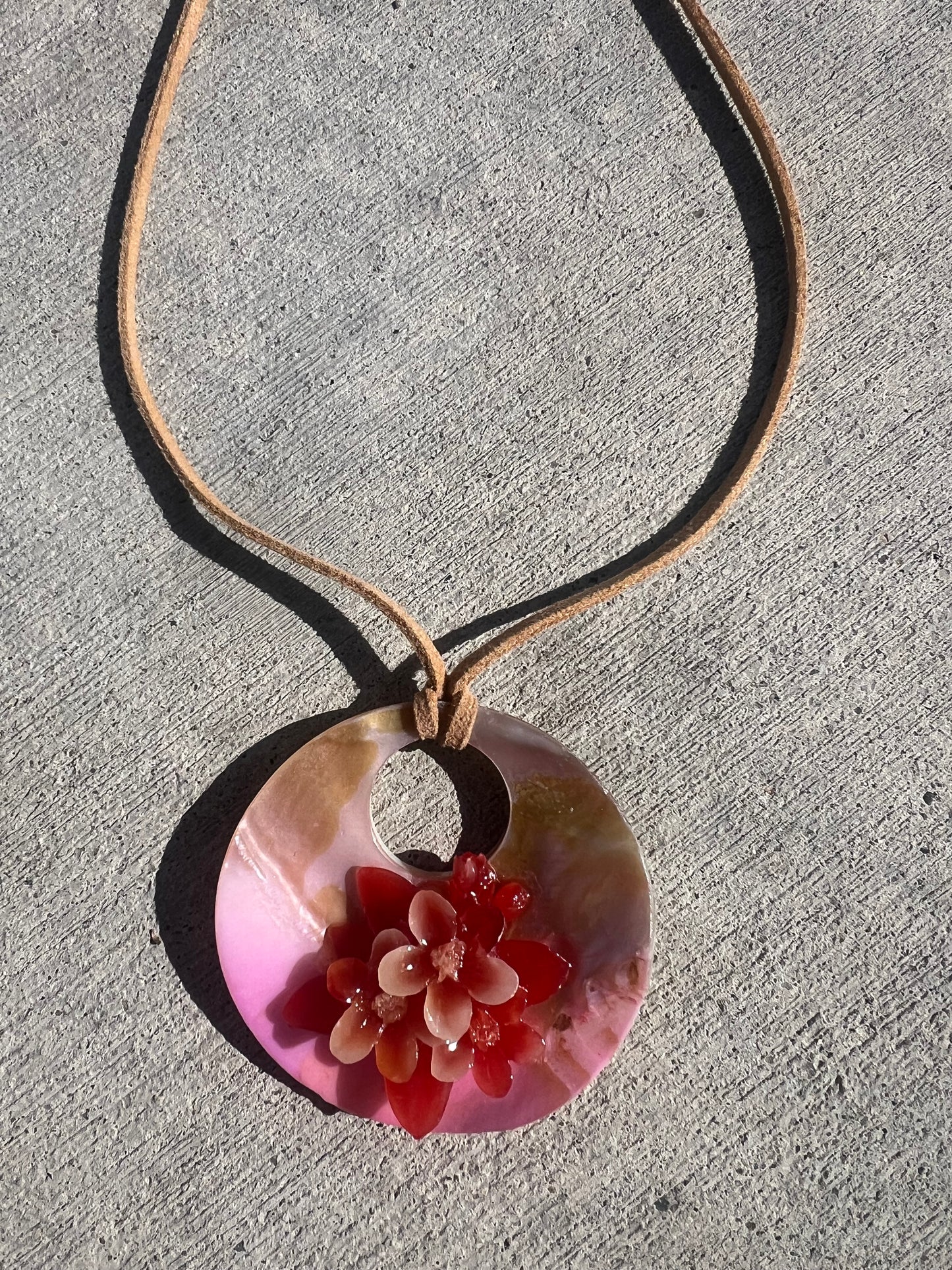 3D FLORAL NATURAL DONUT SHELL NECKLACE