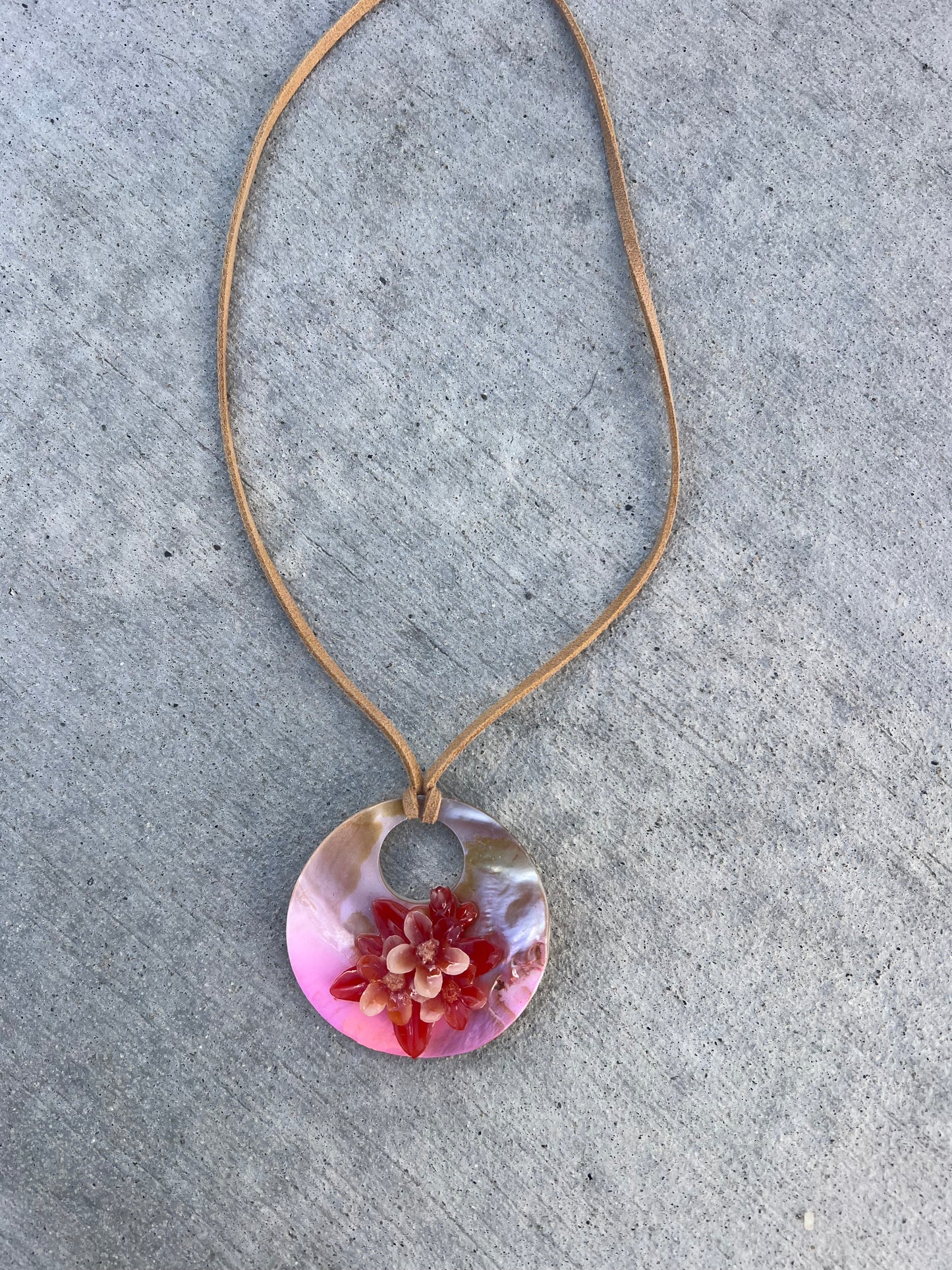 3D FLORAL NATURAL DONUT SHELL NECKLACE