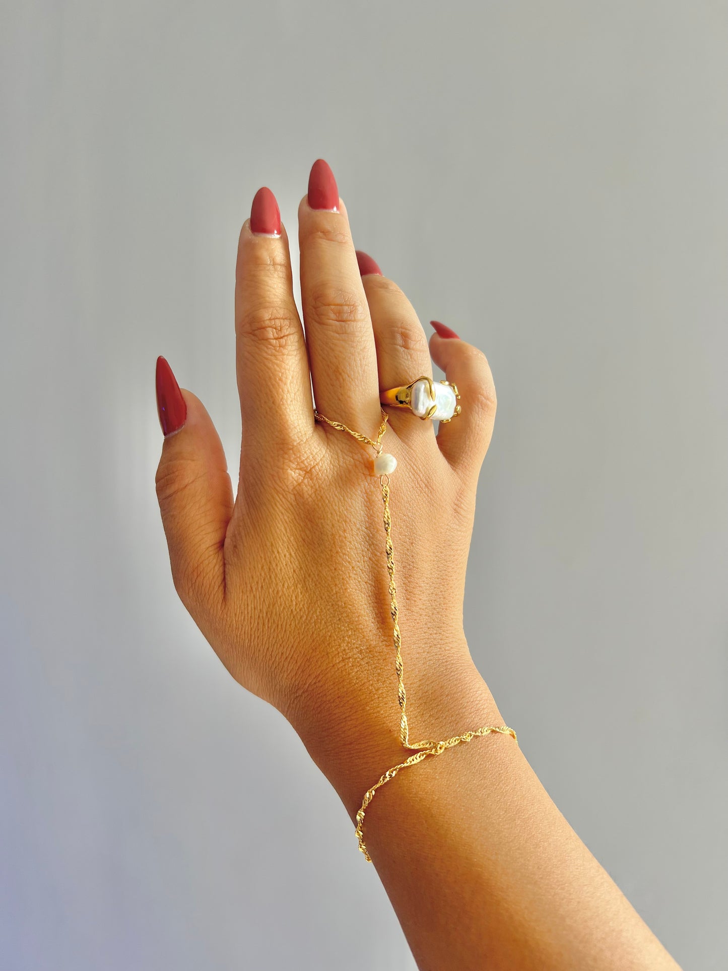 PEARL HAND CHAIN